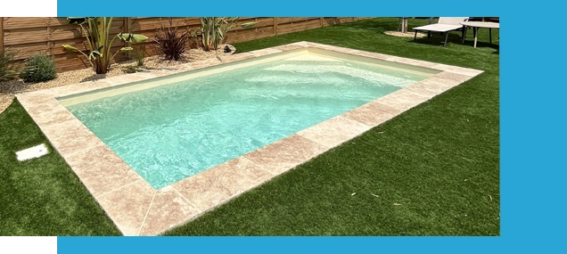 photo d'une mini piscine avec margelle travertin